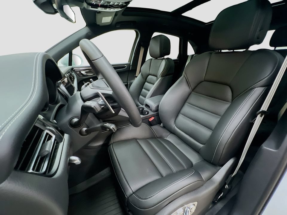 New 2026 Porsche Macan AWD/4WD image 5