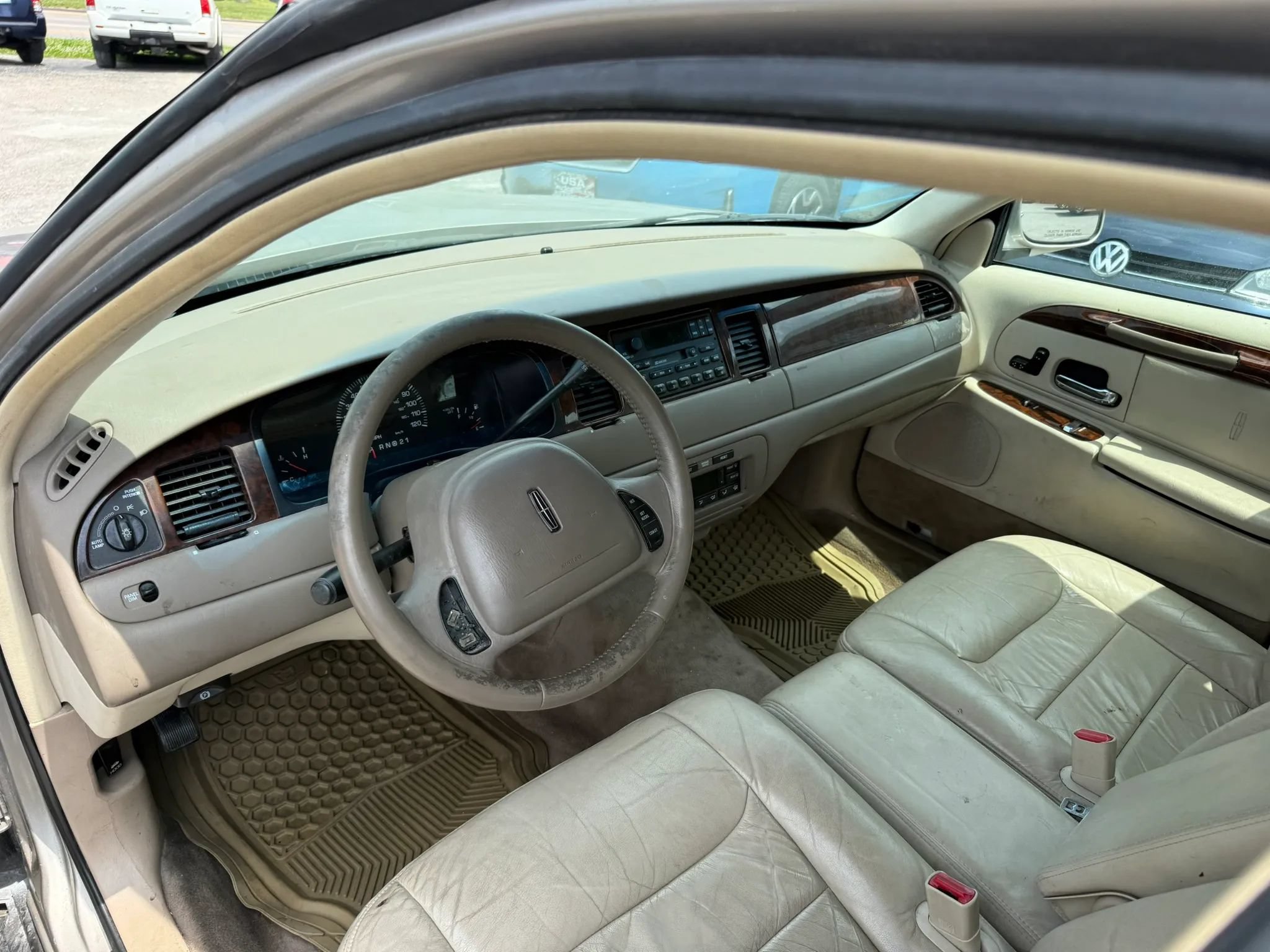 Used 2000 Lincoln Town Car Executive RWD image 10