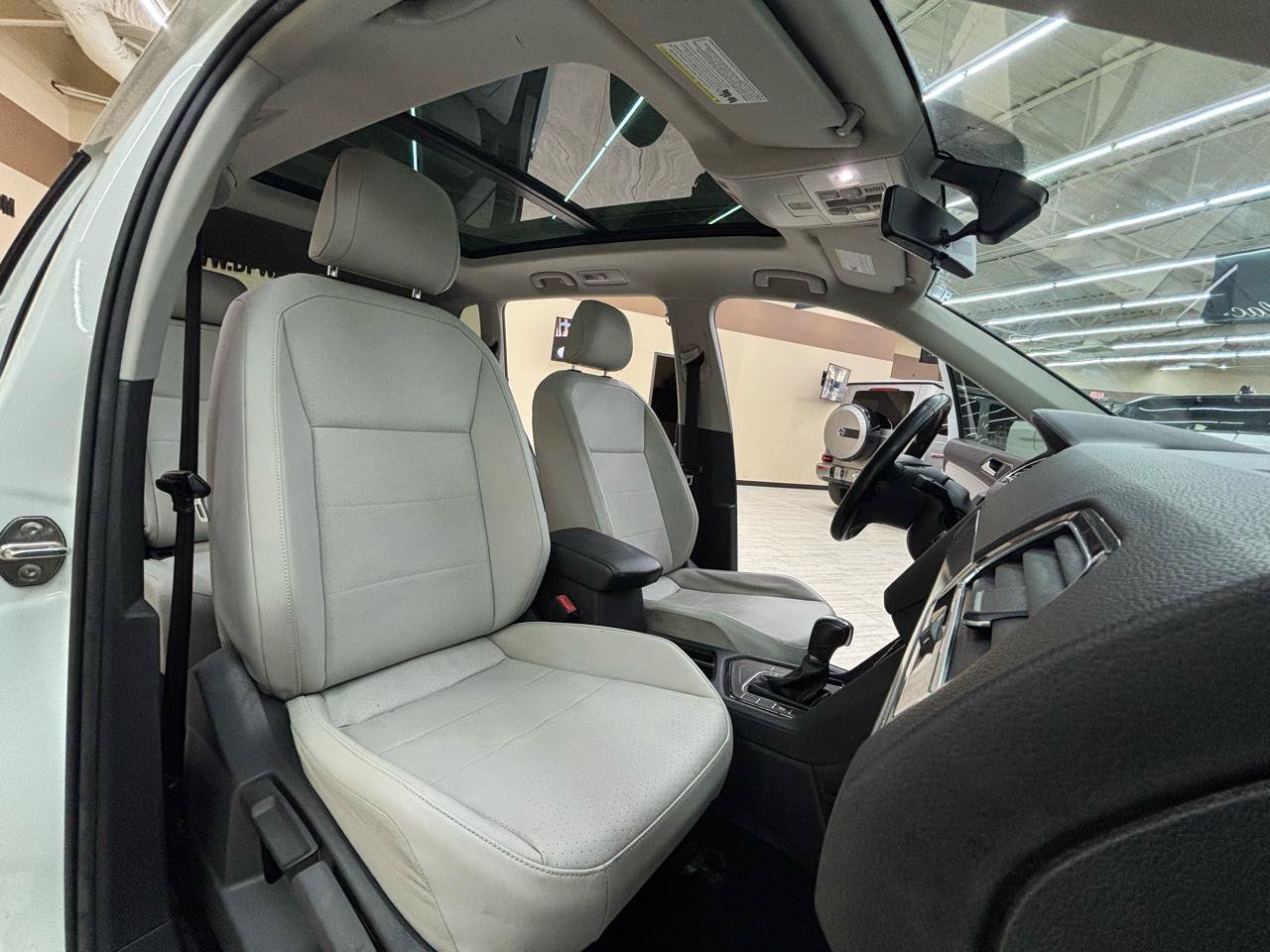 Used 2018 Volkswagen Tiguan SEL FWD image 40