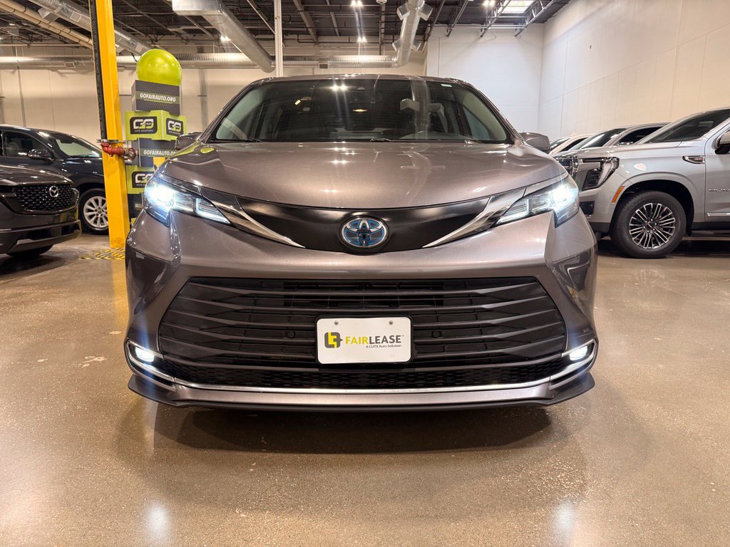Used 2022 Toyota Sienna XLE FWD image 2