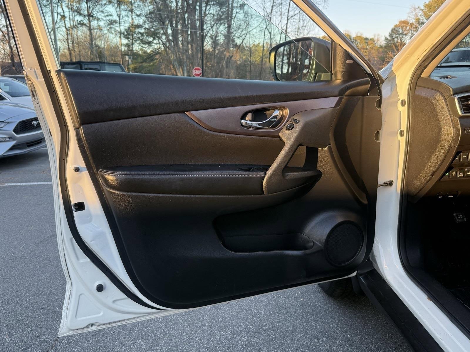 Used 2016 Nissan Rogue SV w/ SV Premium Package image 19