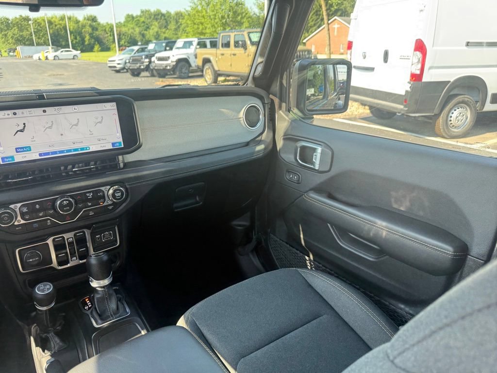 Used 2025 Jeep Wrangler Unlimited Sahara AWD/4WD image 42