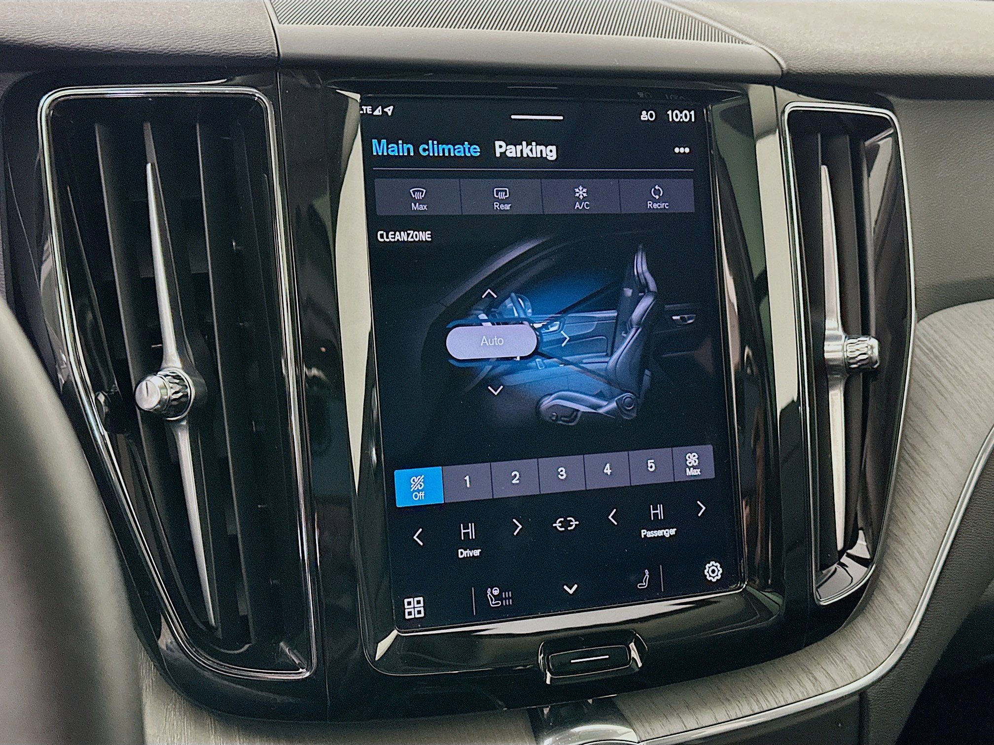 Used 2025 Volvo XC60 B5 Plus image 24