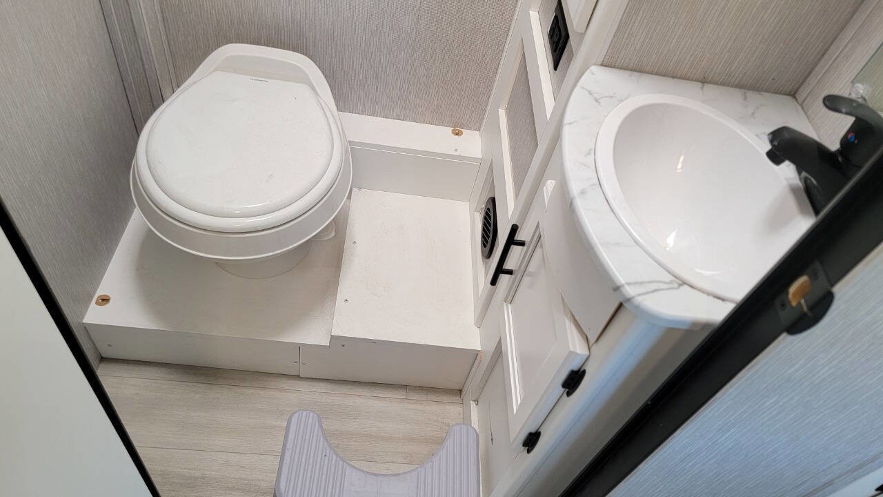 Used 2022 Ford Transit 350 350 HD AWD 2dr 156 in. WB DRW w/ Motorhome Prep Package image 31