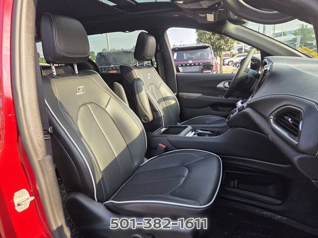 Used 2026 Chrysler Pacifica Limited w/ Uconnect Theater Family Group FWD image 23