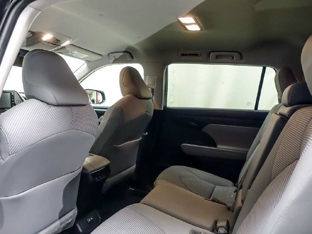 Used 2022 Toyota Highlander LE AWD/4WD image 11