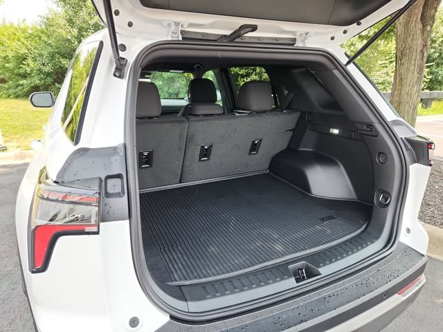 New 2027 Chevrolet Equinox LT w/ LPO, Floor Liner Package FWD image 18