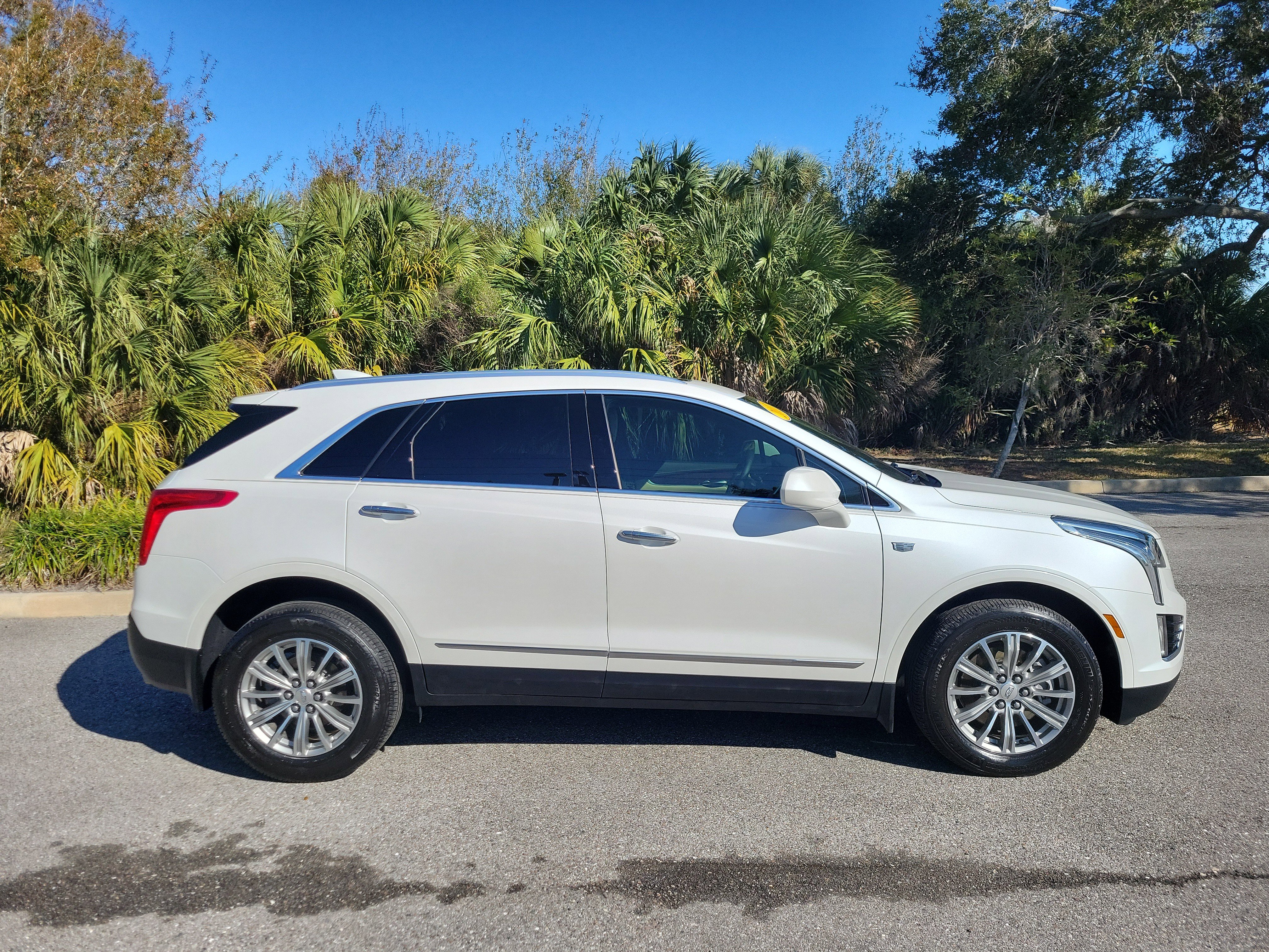 Used 2017 Cadillac XT5 Luxury w/ Driver Awareness Package image 3