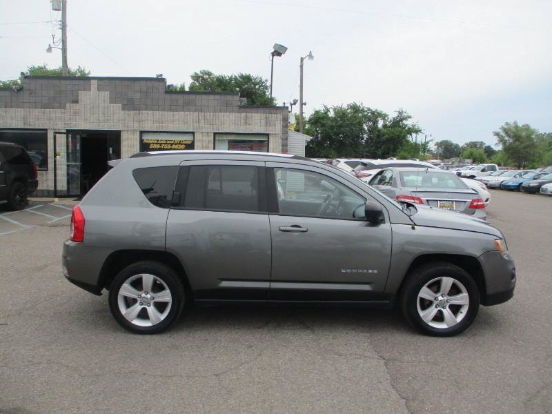 Used 2012 Jeep Compass Latitude FWD image 2