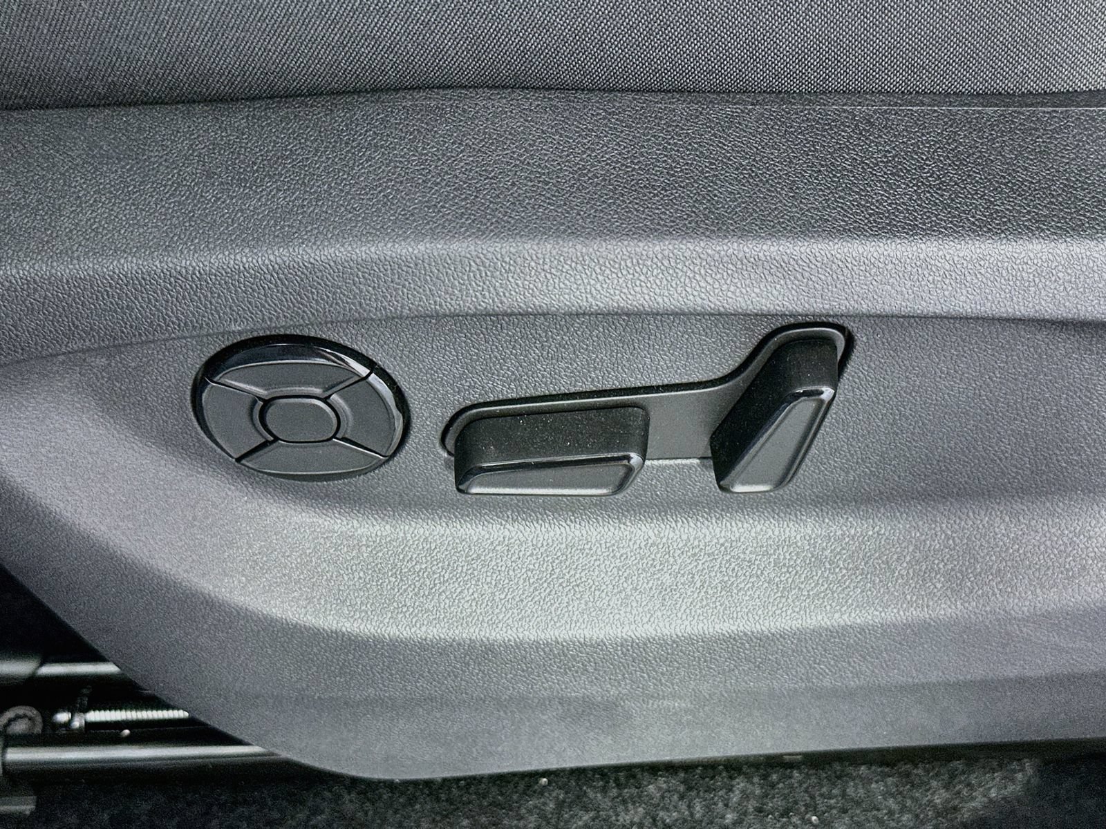 New 2026 Volkswagen Tiguan SE AWD/4WD image 18