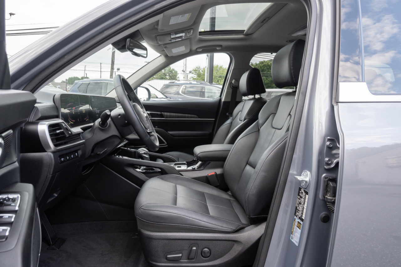 Used 2024 Kia Telluride EX w/ EX Captain's Chair Package image 13