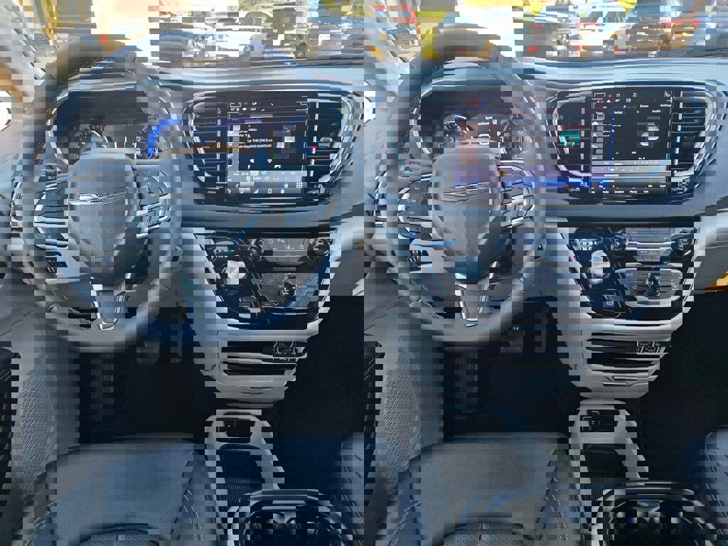 Used 2024 Chrysler Pacifica Touring-L image 10