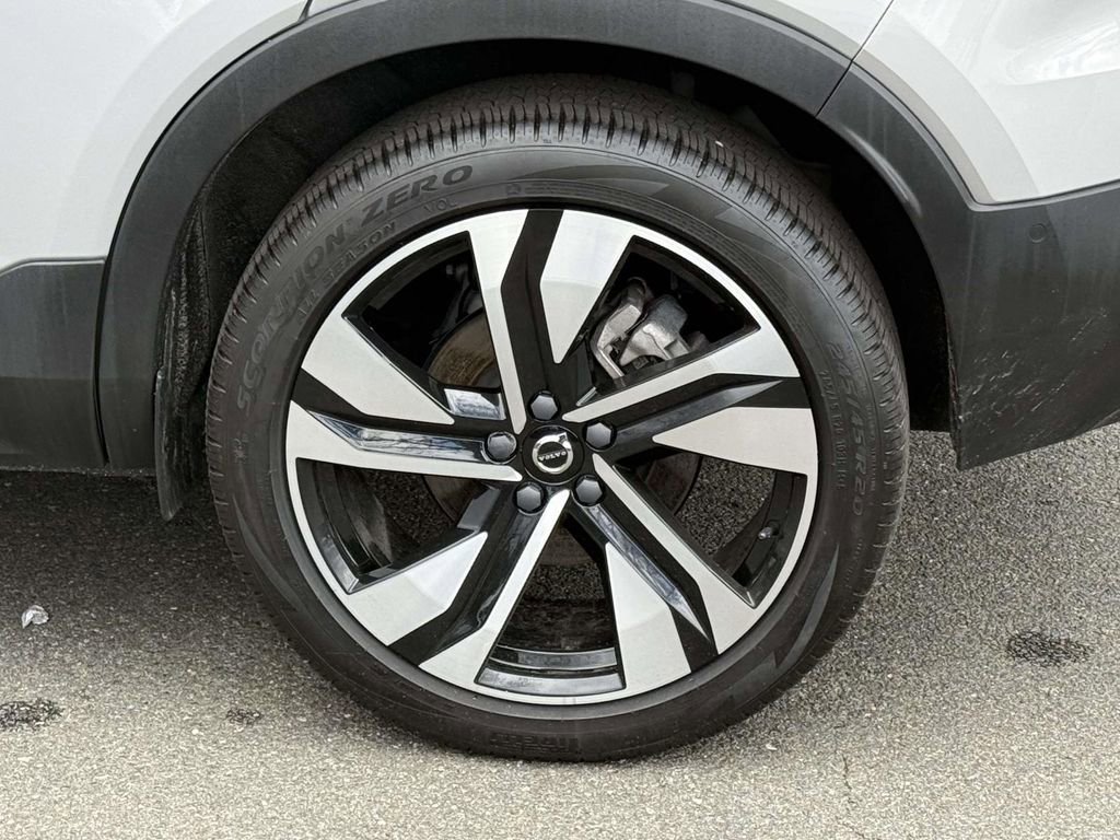 Used 2023 Volvo XC40 B5 Plus w/ Driver Assist Package AWD/4WD image 13