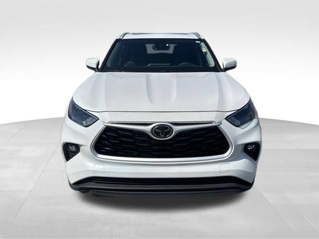 Used 2025 Toyota Highlander XLE FWD image 8