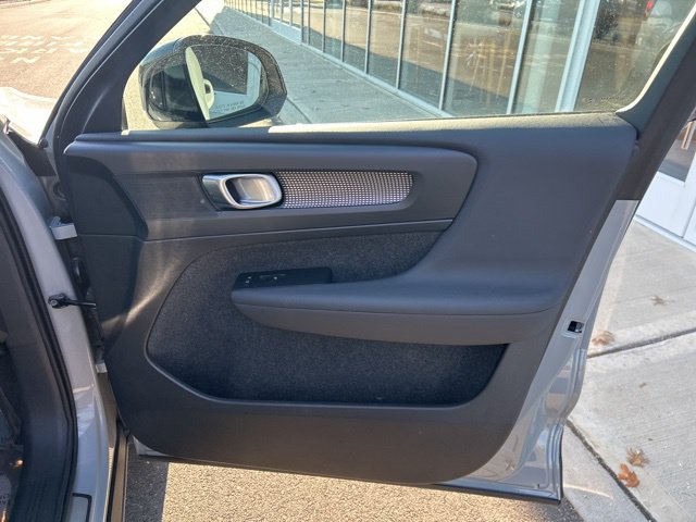 Certified 2025 Volvo XC40 B5 Plus AWD/4WD image 13