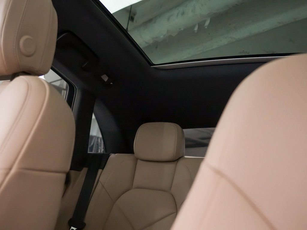 Certified 2025 Porsche Macan image 36