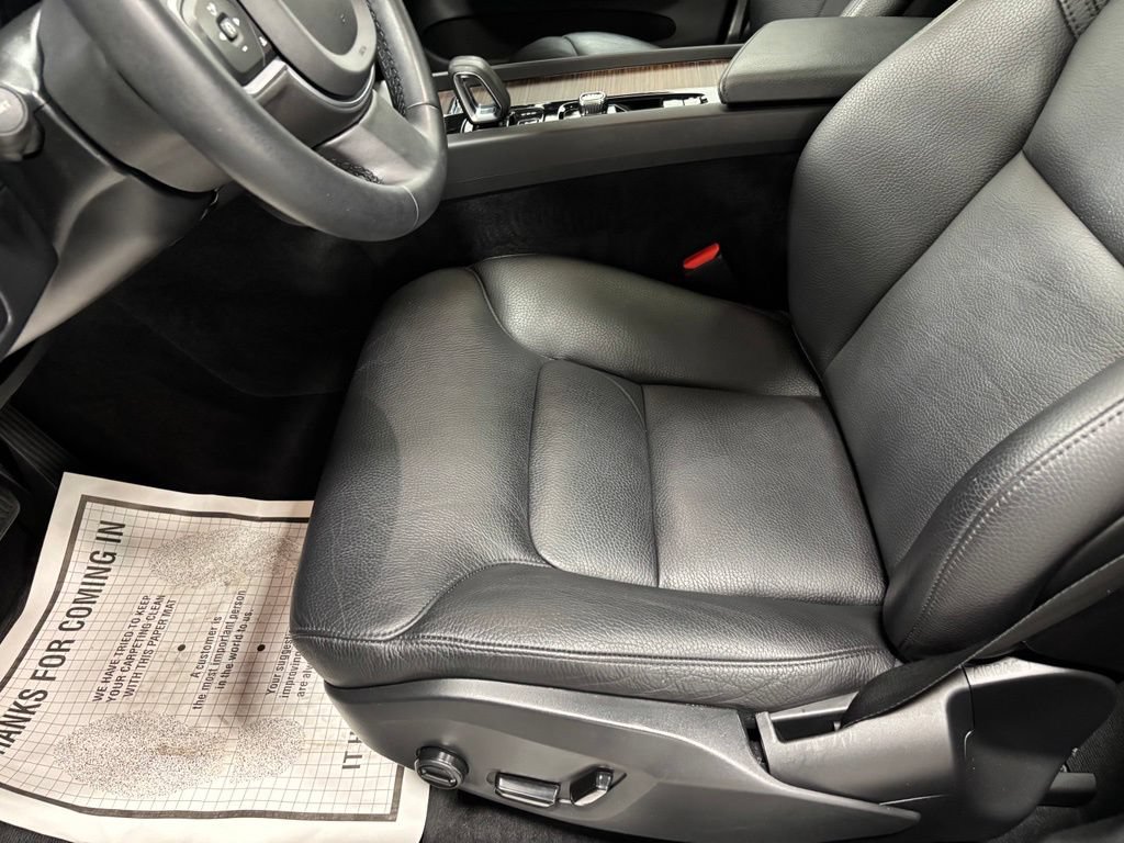 Used 2022 Volvo XC60 B5 Momentum w/ Climate Package AWD/4WD image 13