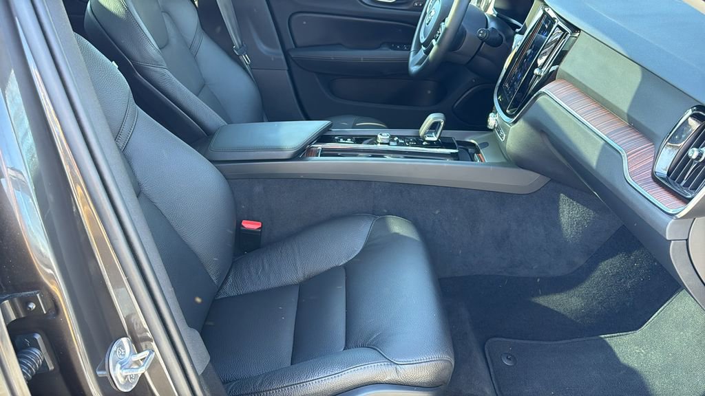 Used 2025 Volvo V60 B5 Cross Country Plus image 10