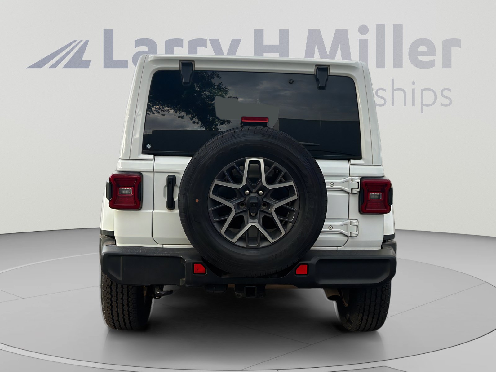 Used 2024 Jeep Wrangler Unlimited Sahara AWD/4WD image 4