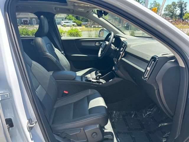Certified 2025 Volvo XC40 B5 Core AWD/4WD image 15