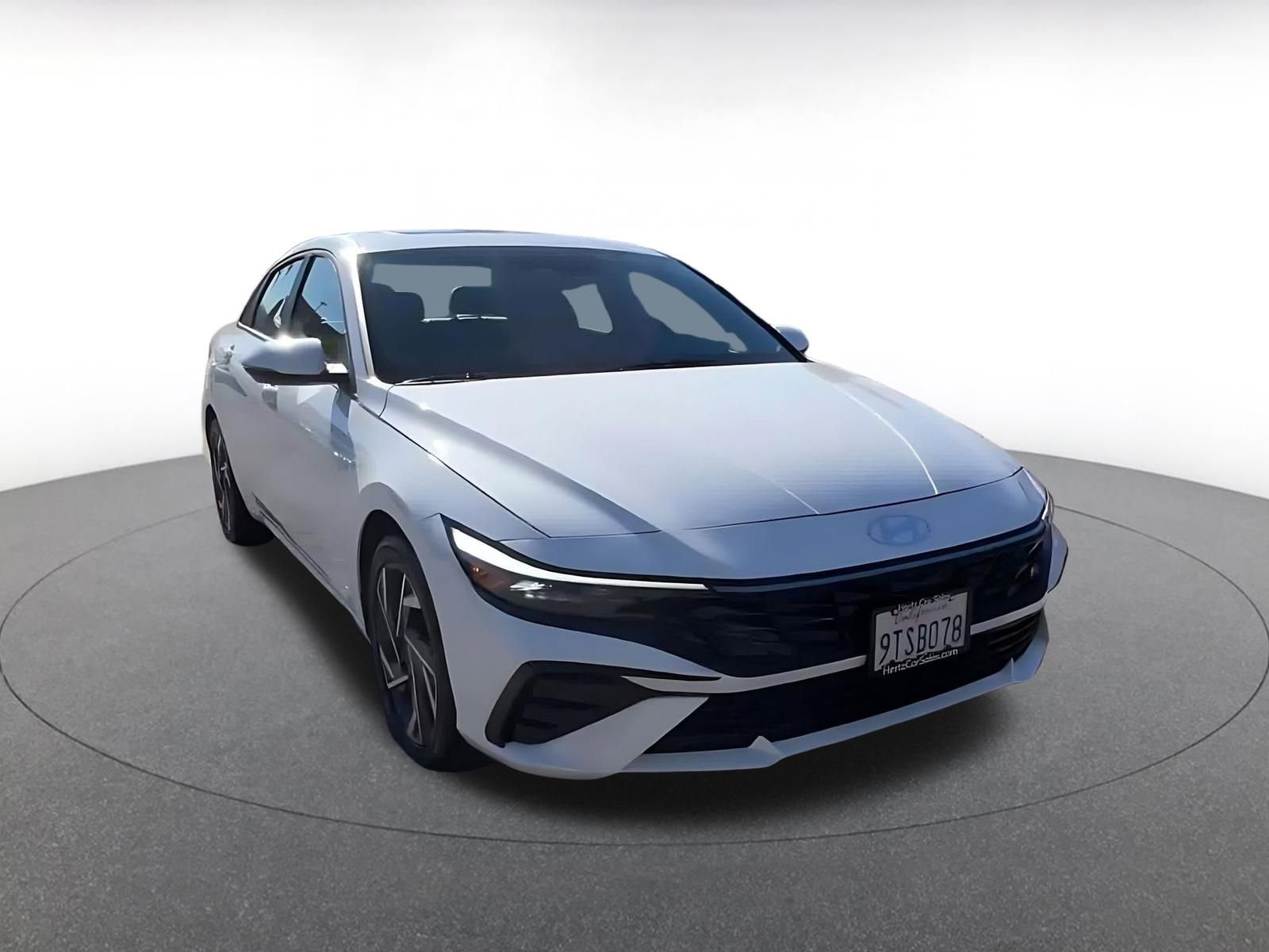 Used 2025 Hyundai Elantra Limited image 3