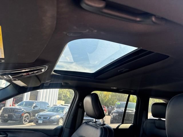 Used 2023 Jeep Grand Cherokee Altitude AWD/4WD image 12