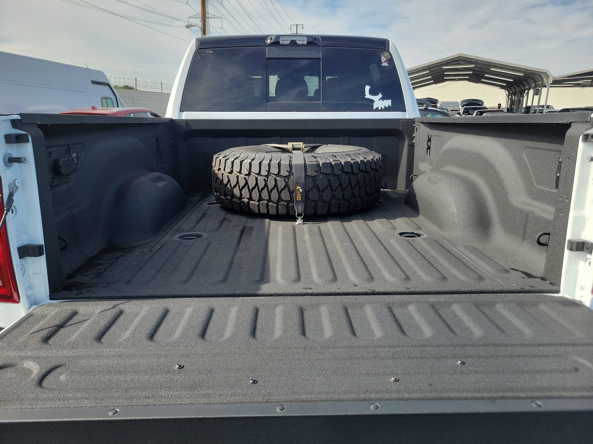 Used 2025 RAM 2500 Laramie AWD/4WD image 32
