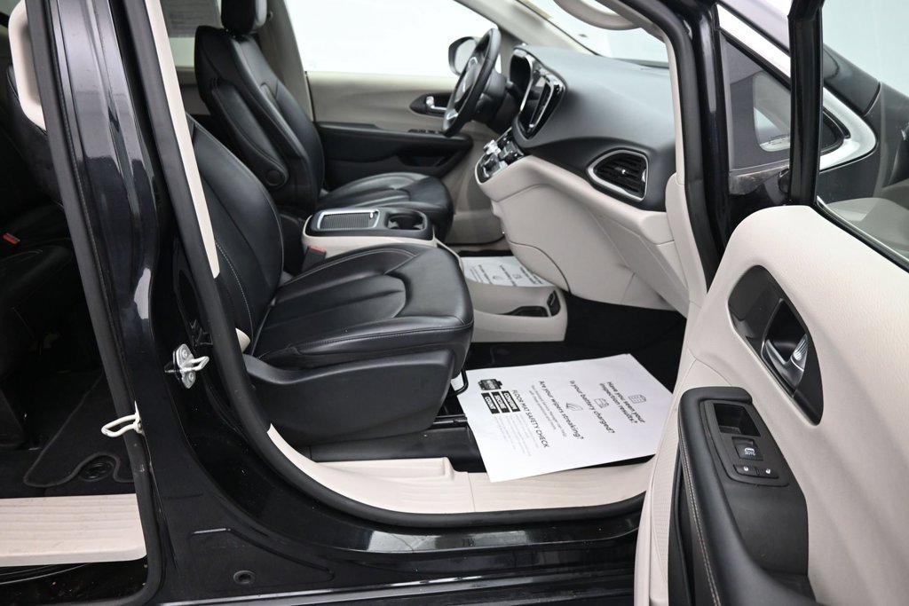 Used 2023 Chrysler Pacifica Touring-L FWD image 13