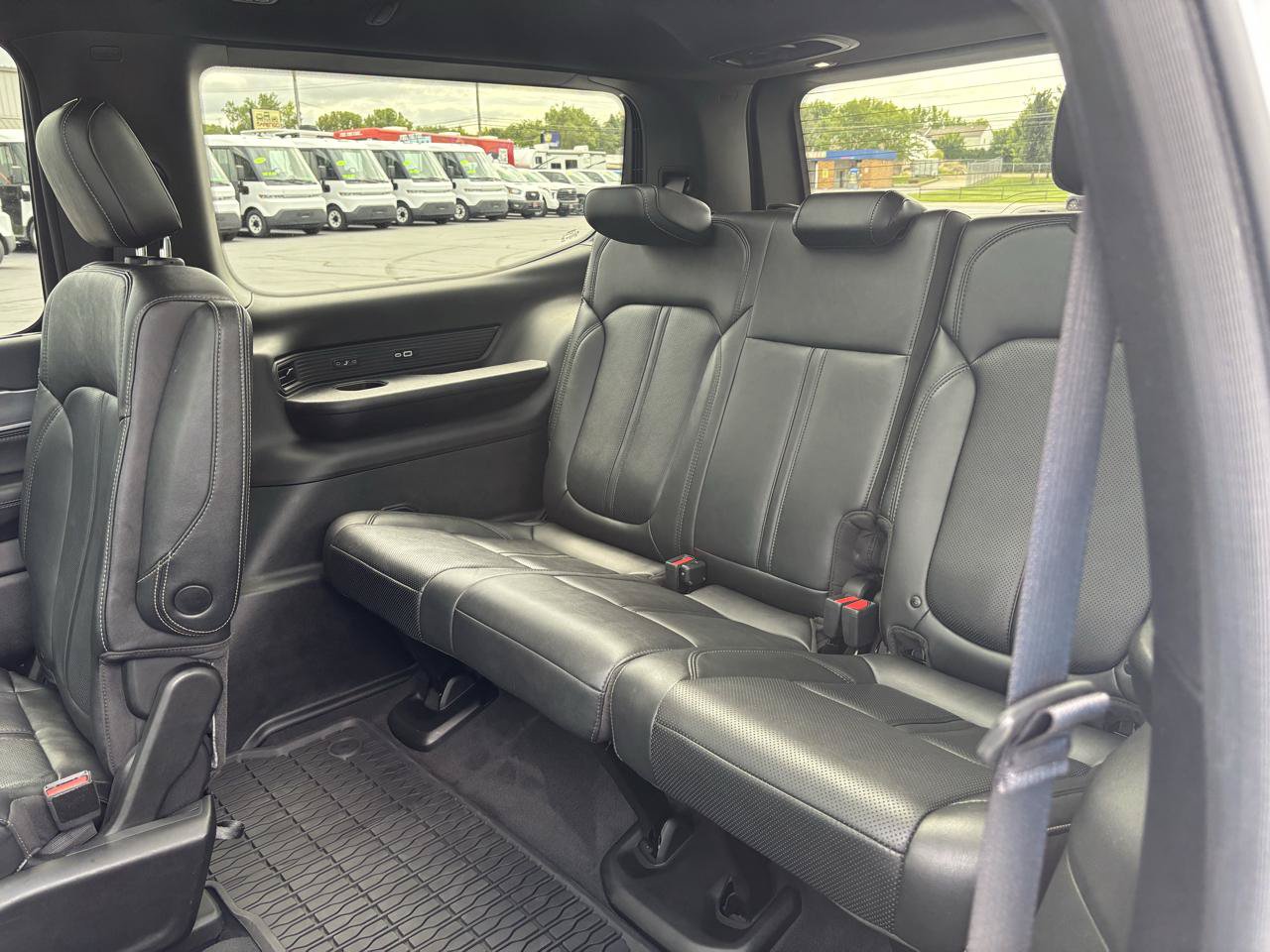 Used 2023 Jeep Wagoneer Series II w/ Convenience Group I AWD/4WD image 11