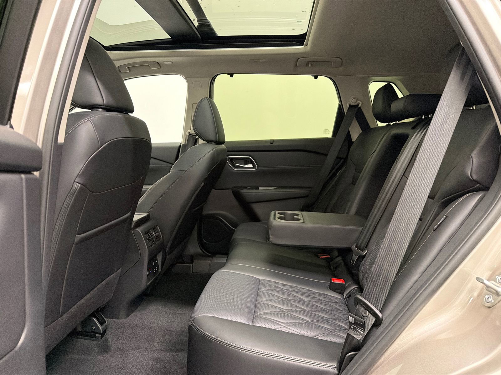 Used 2026 Nissan Rogue Platinum w/ Platinum Premium Package image 17