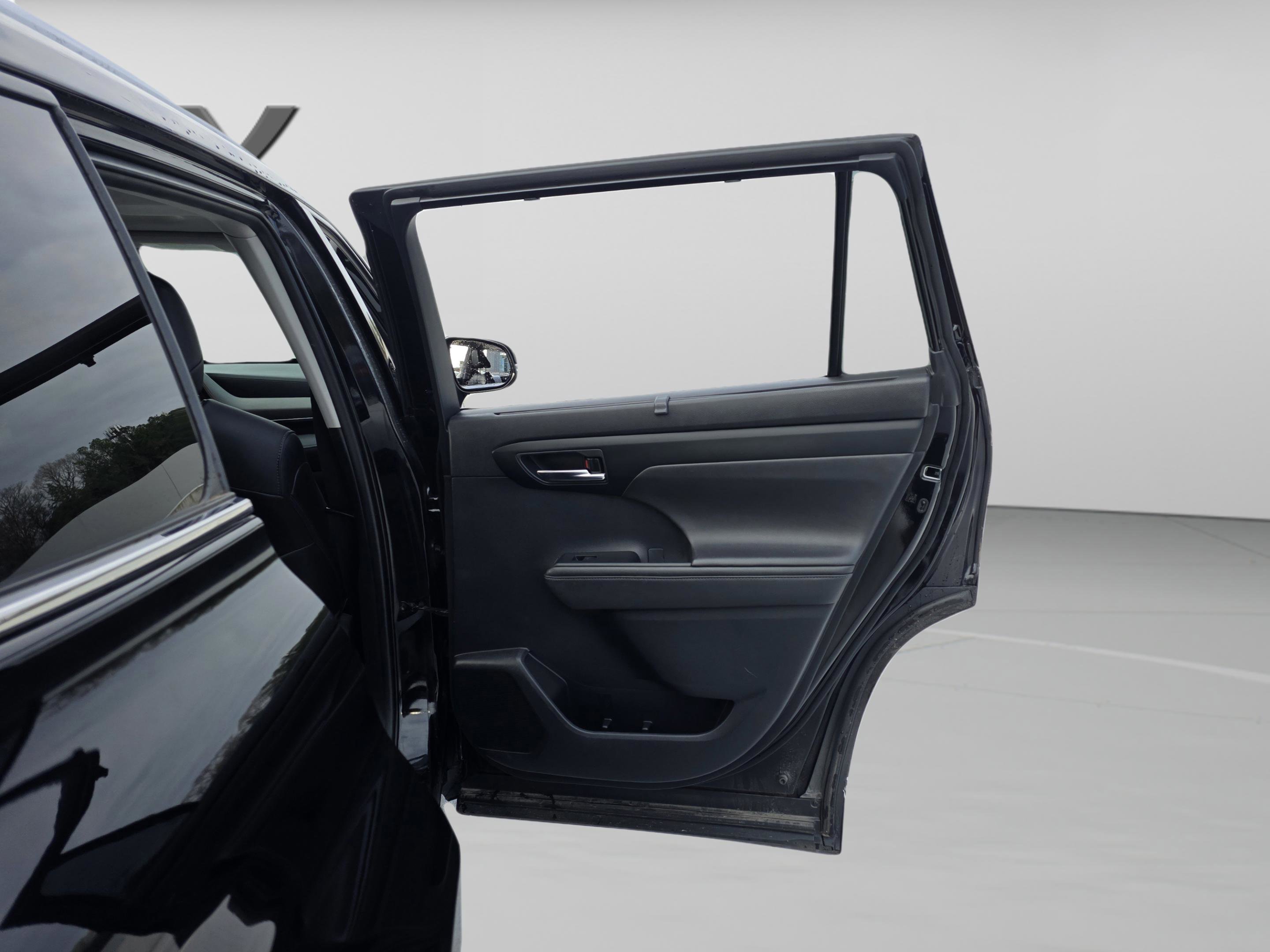 Used 2020 Toyota Highlander XLE image 24