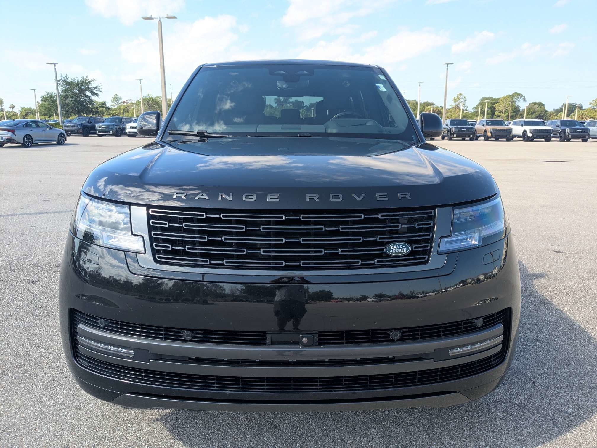 Used 2025 Land Rover Range Rover SE AWD/4WD image 3