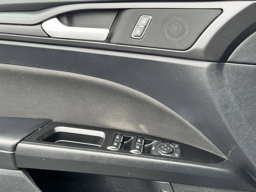 Used 2018 Ford Fusion SE w/ Equipment Group 601A image 9