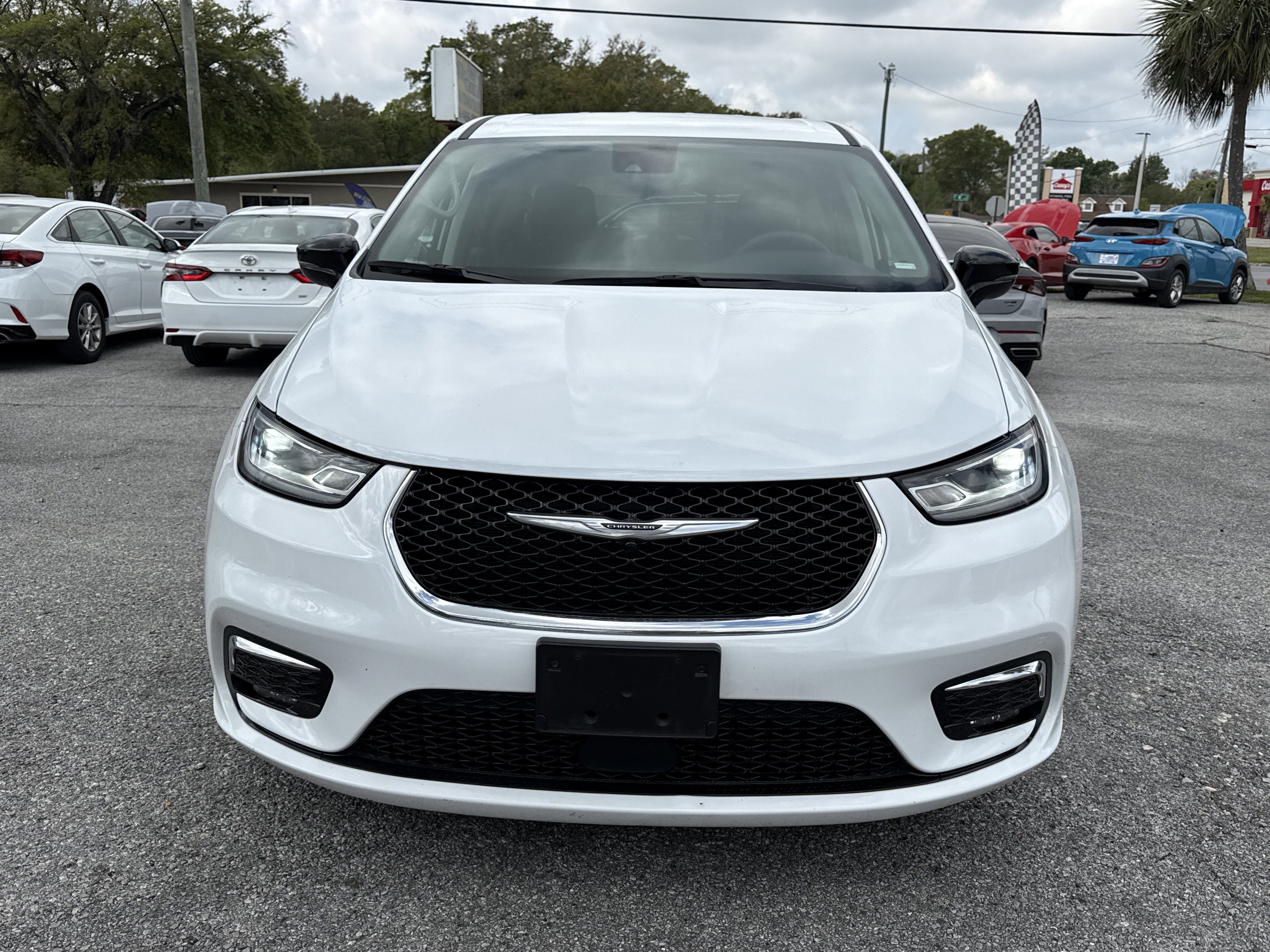 Used 2024 Chrysler Pacifica Select image 5