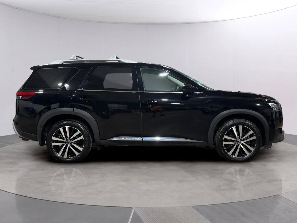 Used 2025 Nissan Pathfinder Platinum AWD/4WD image 2