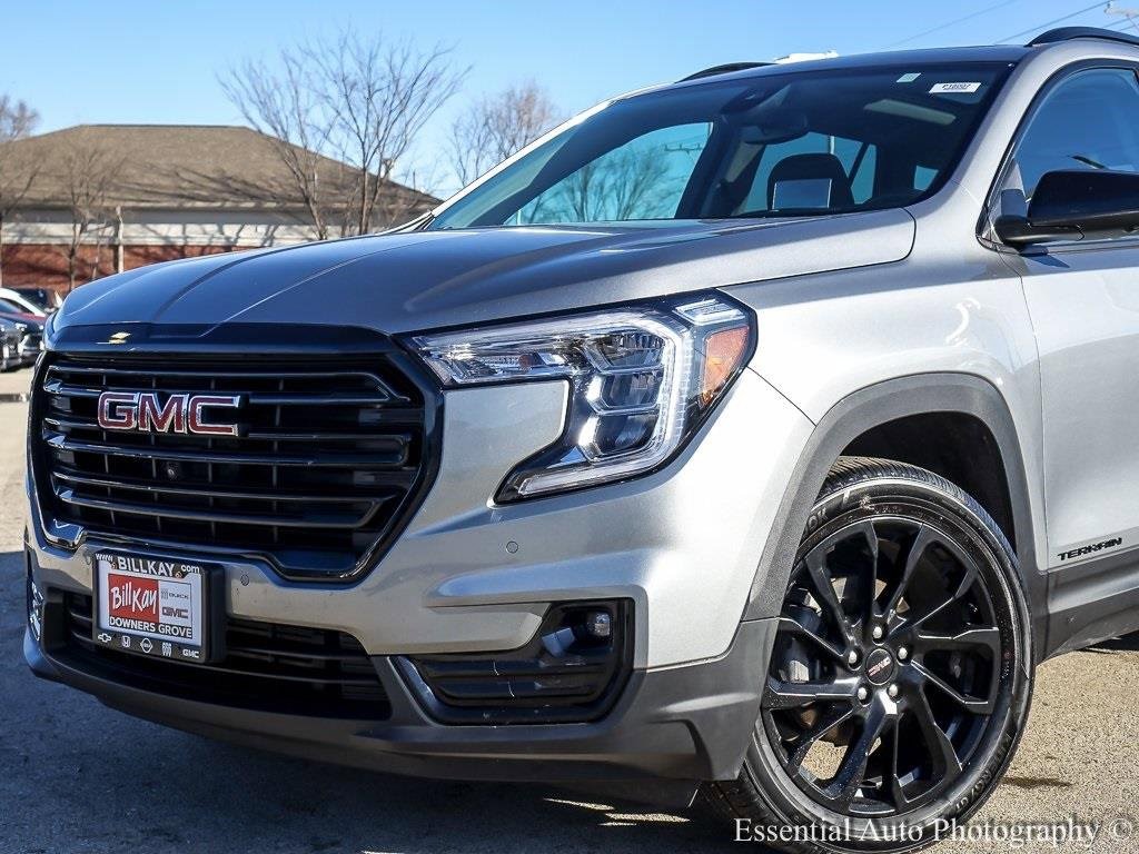 Used 2024 GMC Terrain SLT w/ Tech Package image 3