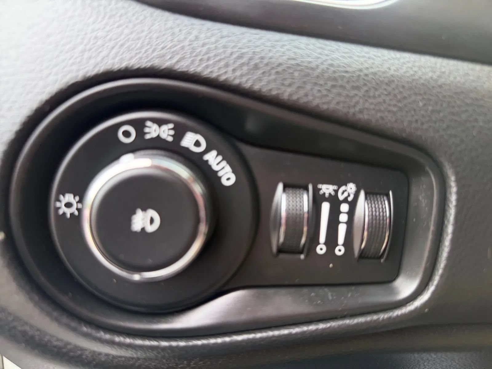 Used 2015 Jeep Renegade Latitude AWD/4WD image 20