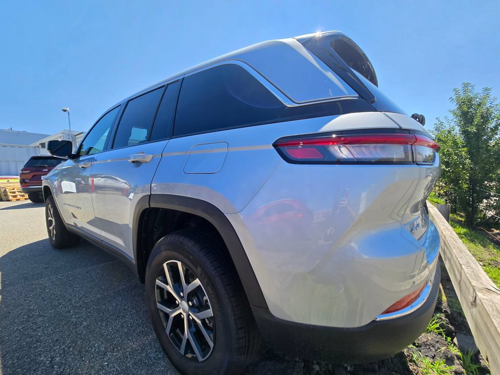 Used 2025 Jeep Grand Cherokee Limited AWD/4WD image 5