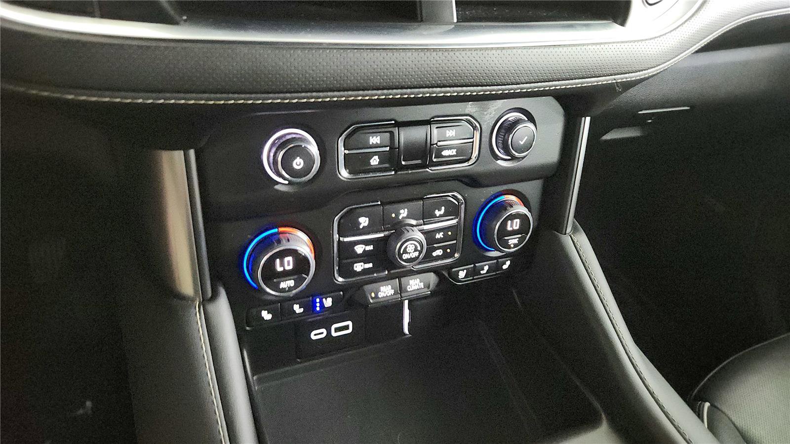 Used 2023 Chevrolet Suburban Premier AWD/4WD image 28