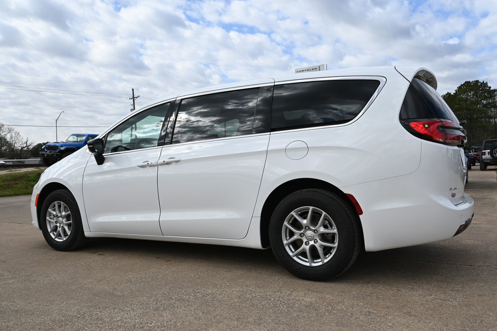 New 2026 Chrysler Pacifica Select image 2