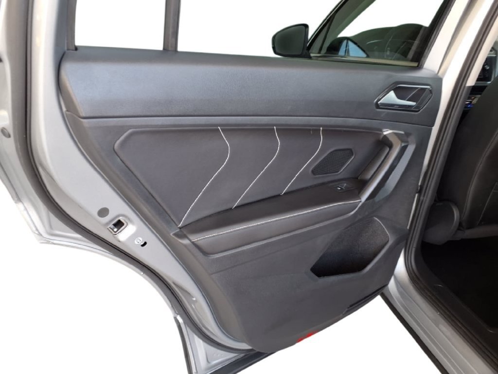 Used 2023 Volkswagen Tiguan SE w/ Panoramic Sunroof Package FWD image 13