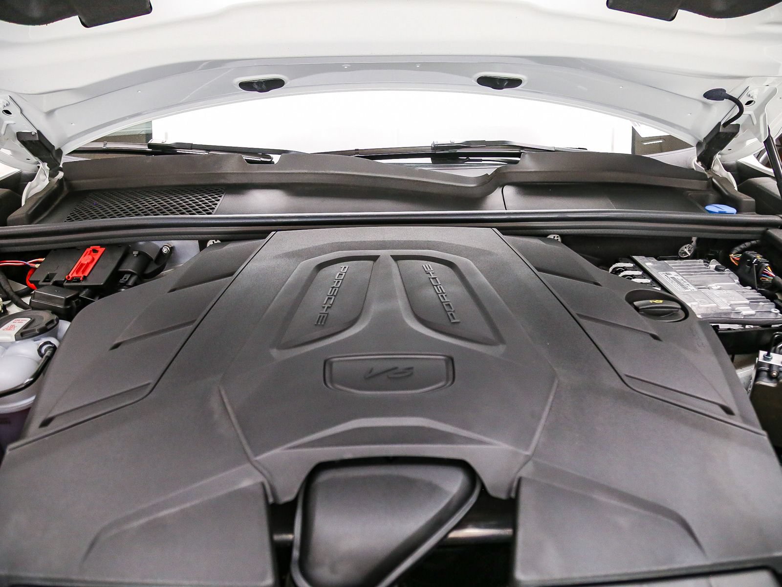 Certified 2025 Porsche Cayenne AWD/4WD image 31