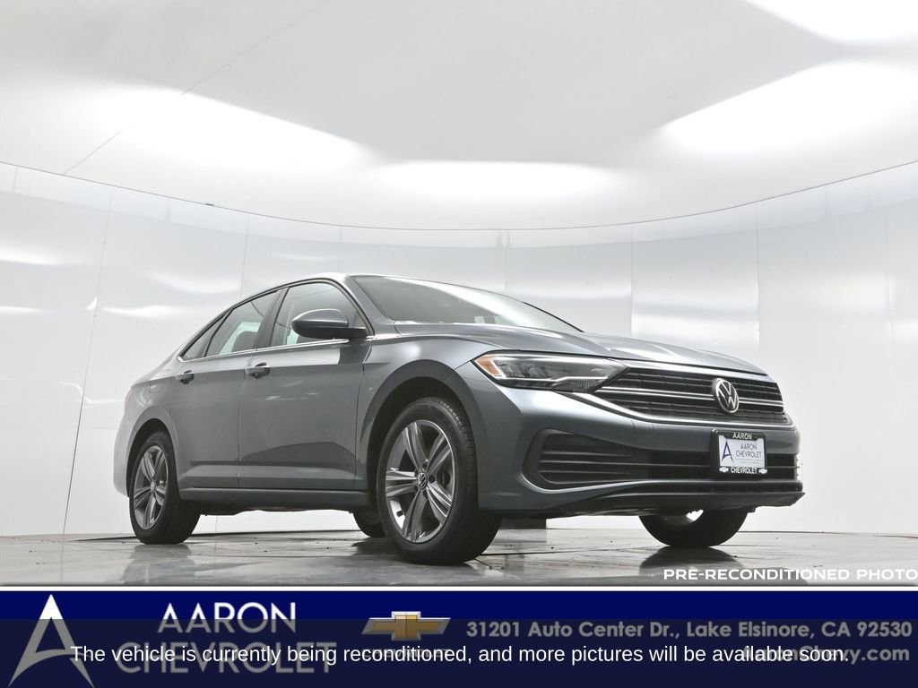 Used 2022 Volkswagen Jetta SE image 2