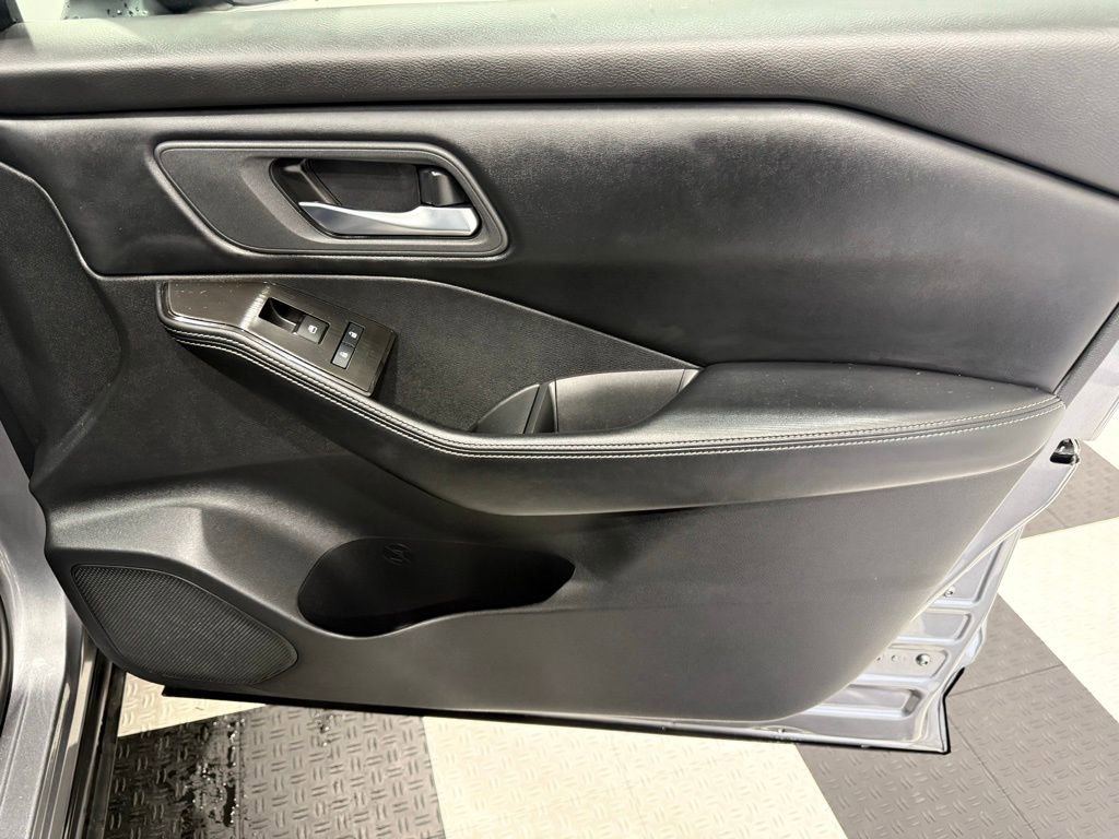 Used 2025 Nissan Rogue SV FWD image 21