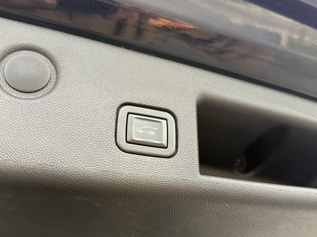 Used 2021 Chevrolet Equinox LT w/ Driver Convenience Package image 7