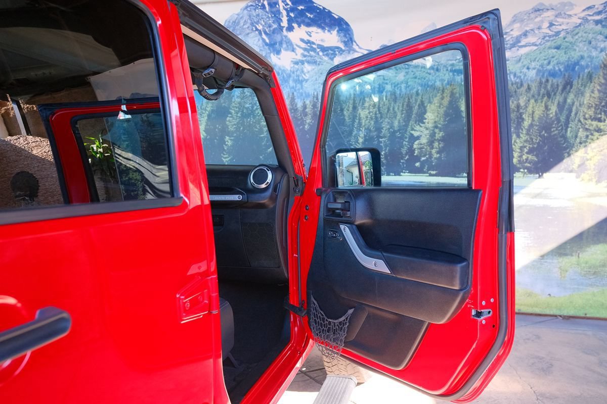 Used 2015 Jeep Wrangler Unlimited Sahara AWD/4WD image 24