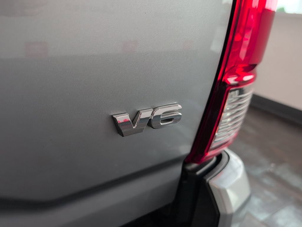 Used 2022 Toyota Tacoma SR5 w/ Technology Package RWD image 8