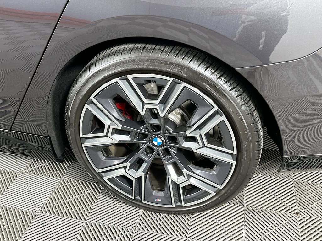 Used 2026 BMW 550e xDrive w/ Premium Package image 38