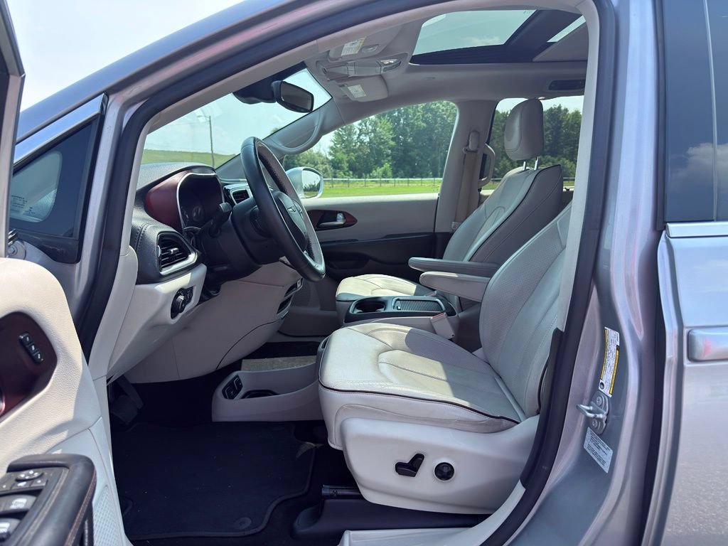 Used 2017 Chrysler Pacifica Limited w/ Advanced Safetytec Group FWD image 18