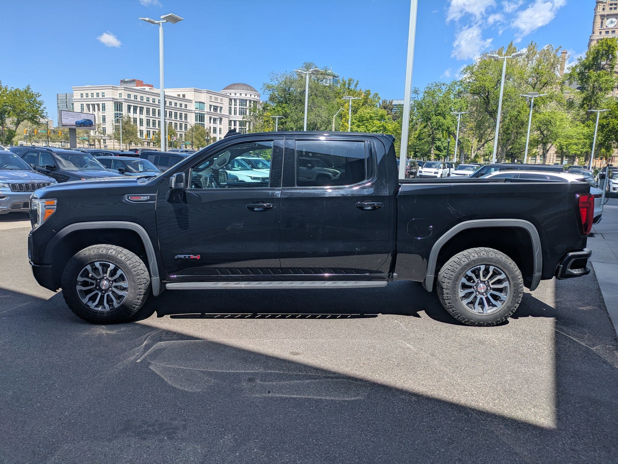 Used 2022 GMC Sierra 1500 AT4 w/ AT4 Premium Package AWD/4WD image 8